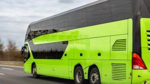 אוטובוס תיירים בנסיעה בכביש מהיר בדרך לפארק אירופה מציריך