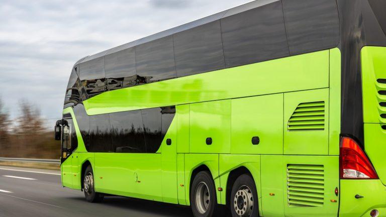 אוטובוס תיירים בנסיעה בכביש מהיר בדרך לפארק אירופה מציריך